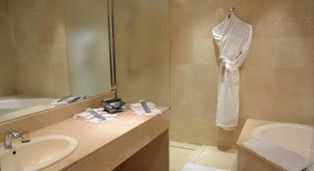 Roc De Caldes & Spa Les Escaldes Dış mekan fotoğraf A bathrobe hanging on a shower door